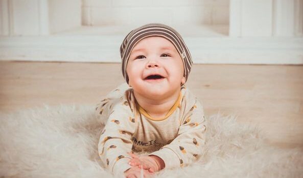 Wenn Babys und kleine Kinder es aufgeben, Liebe und Fürsorge einzufordern